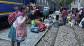 Penduduk dan pengunjung tiba di Machu Picchu, Peru dengan kereta pertama setelah layanan dari Ollantaytambo diperbarui, Rabu (8/2/2023). Layanan kereta api ke Machu Picchu di Peru sebagian diaktifkan kembali Rabu ini untuk mengangkut penduduk lokal, setelah penangguhan hampir tiga minggu karena blokade rel kereta api akibat protes anti-pemerintah yang mengguncang negara Andes. (Carolina Paucar / AFP)