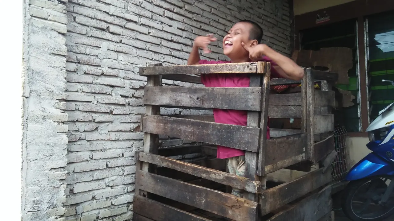 Kisah Pemuda Gangguan Mental Dipaksa Tinggal di Bak Kayu