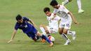 Pemain Thailand U-23 berebut bola dengan pemain Myanmar U-23 dalam final sepak bola SEA Games 2015. (Bola.com/Arief Bagus)