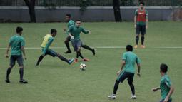Pemain Timnas Indonesia U-23, Egy Maulana, menendang bola saat latihan di Lapangan ABC Senayan, Jakarta, Rabu (25/4/2018). Latihan tersebut dalam rangka persiapan Anniversary Cup 2018. (Bola.com/M Iqbal Ichsan)