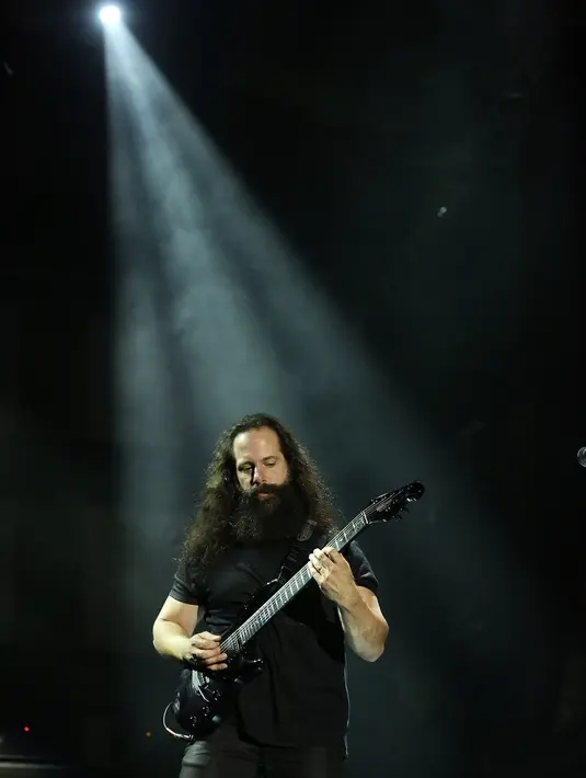 Sebelum Dream Theater yang diisi oleh James LaBrie (vokal), John Petrucci (gitar), John Myung (bass), Jordan Rudess (keyboard), dan Mike Mangini (drum) tampil, beberapa band lokal membukanya gelaran tersebut. (Bambang E. Ros/Bintang.com)