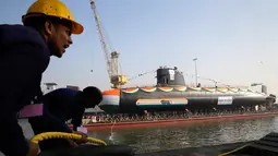 Para pekerja menarik tali saat peluncuran kapal selam kelas ketiga Scorpene Karanj di Mumbai, India, Rabu (31/1). Kapal selam tersebut akan menjalani tes ketat selama satu tahun ke depan sebelum ditugaskan. (AP Photo/Rafiq Maqbool)