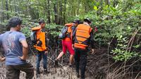 Basarnas Gorontalo saat melakukan penyisiran di hutan bakau Gorontalo Utara (Arfandi Ibrahim/Liputan6.com)