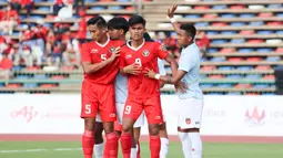 Dua pemain Timnas Indonesia U-22, Rizky Ridho Ramadhani (kiri) dan Ramadhan Sananta ditempel ketat pemain Myanmar saat terjadi sepak pojok pada laga kedua Grup A SEA Games 2023 di Olympic Stadium, Phnom Penh, Kamboja, Kamis (4/5/2023). (Bola.com/Abdul Aziz)