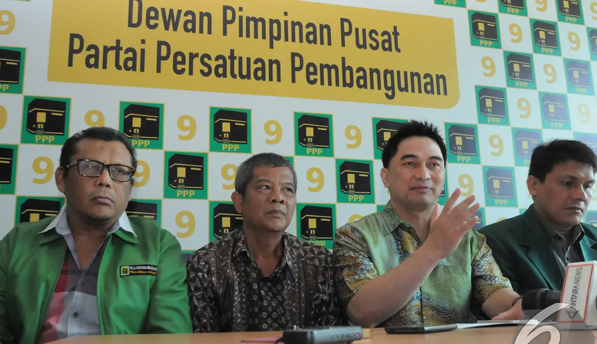 Sekjen PPP versi Djan Faridz, Dimyati Natakusumahdi (kedua kanan) mengatakan bahwa PPP akan mengadakan Mukernas pada 10-13 Desember 2014 mendatang, Jakarta, Senin (8/10/2014). (Liputan6.com/Herman Zakharia)