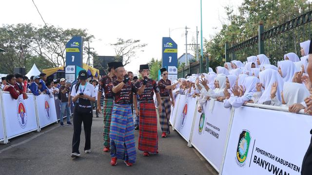 Para pembalap menyapa para pelajar dan santri di ajang pembukaan Tour de Banyuwangi Ijen. (Istimewa)