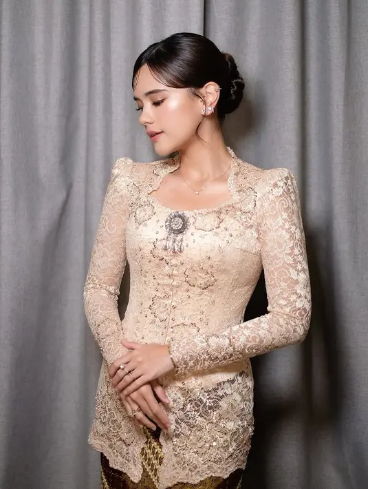 Aktris berusia 29 tahun ini tampak anggun dalam kebaya nude dengan kerah u-neck berwarna nude rancangan @renzilazuardi.  [@audimarissa].