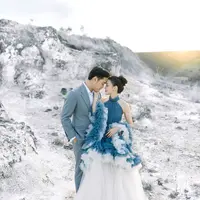 Foto-foto prewedding Jessica Jane dan Erwin Phang sukses mencuri perhatian di media sosial. Mengusung konsep yang elegan dan penuh kehangatan, pemotretan ini terasa seperti adegan romantis dalam drama China.  [@jessicajane99].
