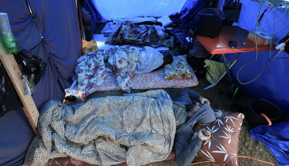 <p>Sementara, barang-barang pribadi disimpan di tangga dan di ambang jendela, dan tumpukan kantong sampah. Kesan yang muncul adalah kepadatan yang luar biasa. (Mahmud HAMS / AFP)</p>