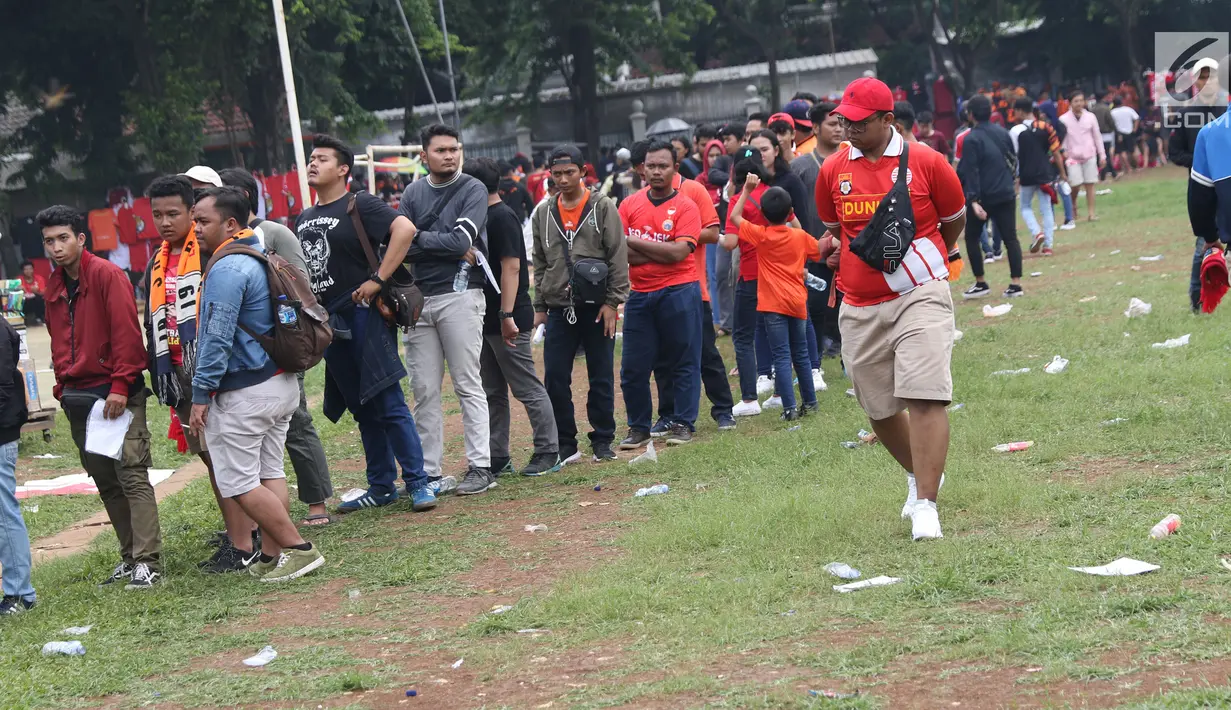 Suporter tim Persija memadati lokasi penukaran voucher on-line dengan tiket masuk Stadion GBK di Lapangan Blok S, Jakarta, Minggu (9/12). Persija akan melakoni laga penentuan gelar juara melawan Mitra Kukar. (Liputan6.com/Helmi Fithriansyah)