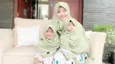 Nah, kalau yang ini Nuri pun juga kompak banget dengan kedua putrinya. Tiga wanita cantik ini kompak memakai setelan gamis dan hijab yang serupa. Lucu banget ya? (Instagram/nurimaulida)