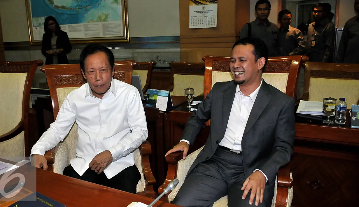 Kepala BIN, Sutiyoso (Kiri) bersama Ketua Komisi I DPR, Mahfudz Siddiq berbincang saat rapat kerja dengan Komisi I DPR RI, Jakarta, Senin (28/92015). Rapat membahas isu- yang berhubungan dengan intelejen Indonesia. (Liputan6.com/Johan Tallo)