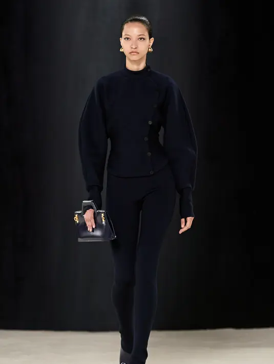 <p>Ferragamo menghadirkan koleksi terbaru untuk musim gugur-musim dingin 2023. Maximillian Davis kembali ke Hollywood, rumah kedua bagi Salvatore Ferragamo, melihat kembali lemari pakaian para bintang yang pernah bekerja untuk brand ini sepanjang tahun 1950an. Foto: Document/Ferragamo.</p>