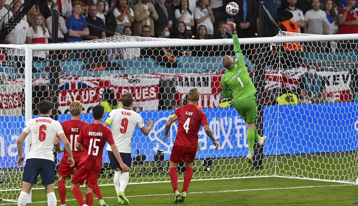 Timnas Inggris yang tak mau mengecewakan pendukungnya di Stadion Wembley nyaris berbalik memimpin andai sundulan Harry Maguire tidak ditahan Schmeichel. (Foto: AP/Pool/Justin Tallis)