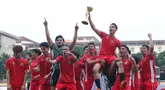 Colossus FC berhasil mengangkat trofi Celebrity Trofeo 2025 di Stadion PTIK, Jakarta Selatan, pada Sabtu (19/7/2025). (Bola.com/M Iqbal Ichsan)