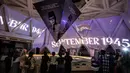 Diketahui, Pameran Bajawara digelar dua kali setiap tahun, yakni pada Mei untuk memperingati Hari Kebangkitan Nasional, dan November untuk memperingati Hari Pahlawan. Tampak dalam foto, pengunjung menyaksikan video imersif yang menggambarkan Pertempuran Surabaya, yang terjadi pada bulan November 1945 antara pejuang Indonesia melawan pasukan Sekutu Inggris dan NICA untuk menegakkan kembali kekuasaan kolonial Belanda setelah berakhirnya Perang Dunia II, dalam acara 'Malam di Museum 2025' di Museum 10 November, Surabaya, Jawa Timur, Sabtu 29 November 2025. (Juni KRISWANTO/AFP)