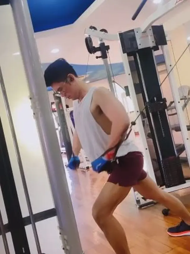 6 Potret Ricky Cuaca saat Fitness di Gym, Rahasia Sukses Turun 38 Kg