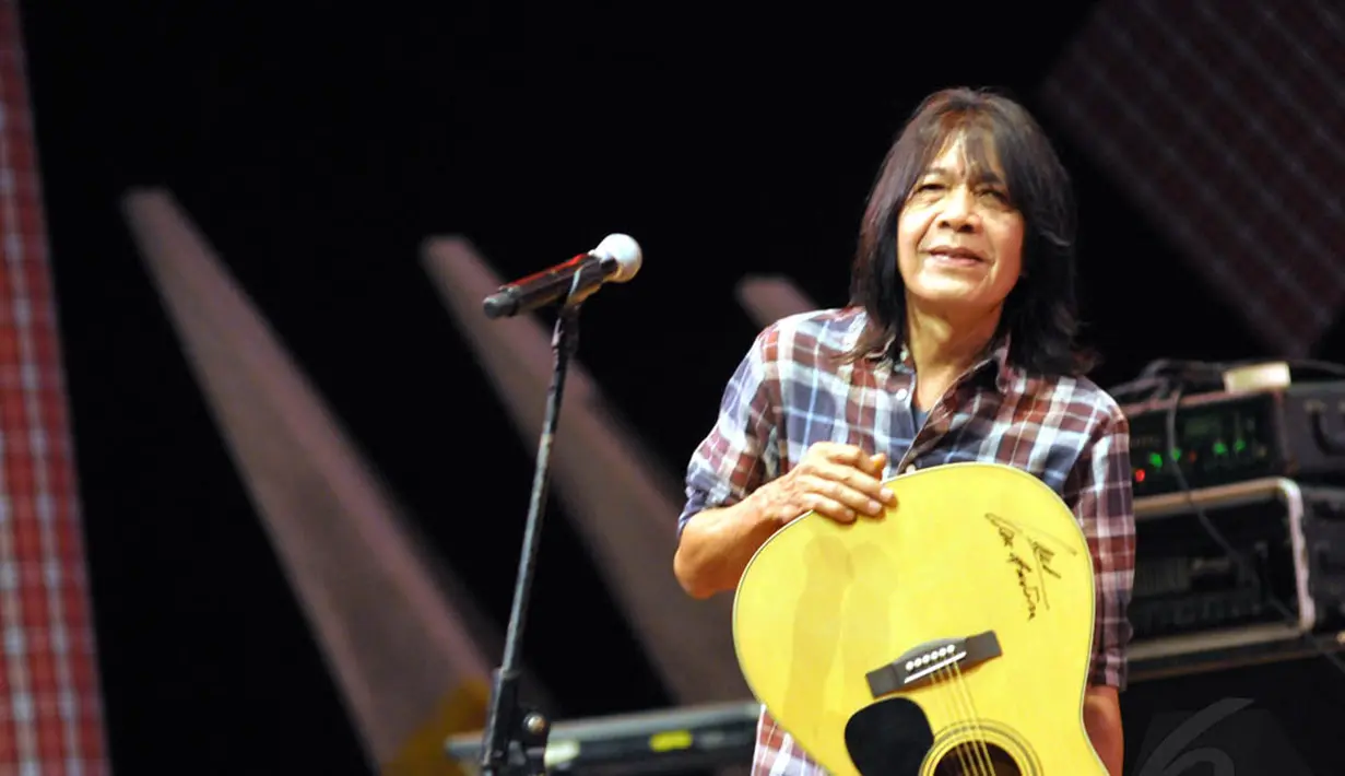 Gitar tersebut biasa dipakai Gitaris God Bless itu untuk berlatih, Jakarta, Senin (23/6/14). (Liputan6.com/Panji Diksana)