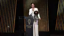 Pemain Barcelona, Aitana Bonmati memberikan sambutan setelah menerima penghargaan Ballon d'Or pada acara yang berlangsung di Theatre du Chatelet, Paris, Selasa (29/10/2024) dini hari WIB. (AFP/Franck Fife)