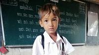 Bocah SD asal Kamboja yang pakai tas sekolah buatan ayahnya. (dok. Facebook @Sophous Suon)