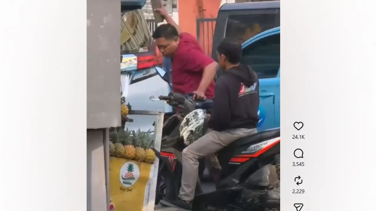 Pengemudi Toyota Alphard mengamuk setelah mobilnya diduga terserempet sepeda motor di Jalan IKPN, Kelurahan Bintaro, Pesanggrahan, Jaksel. (Istimewa)