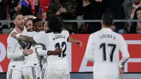 Penyerang Real Madrid, Karim Benzema (kedua kiri) berselebrasi dengan timnya setelah mencetak gol ke gawang Girona pada leg kedua perempat final Copa del Rey di Stadion Municipal de Montilivi, Kamis (31/1). Real Madrid menang 3-1. (AP/Manu Fernandez)
