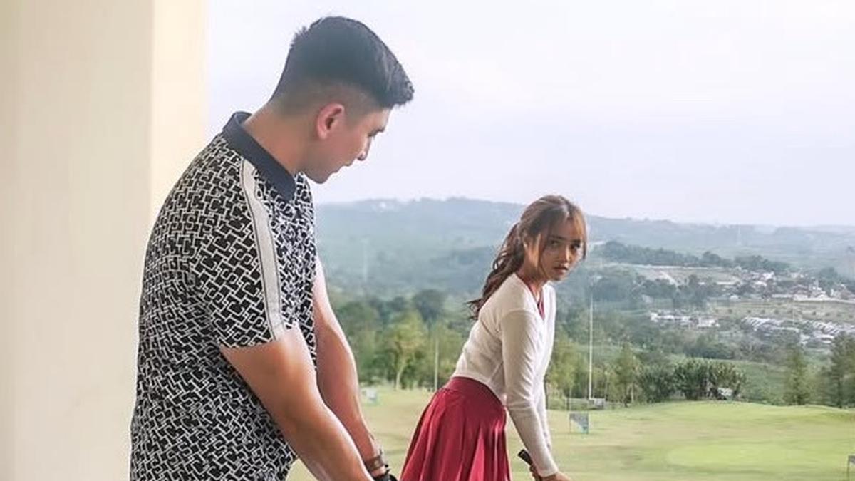 Gaya Fuji An Kenakan Baju Olahraga Fuschia saat Golf dan Paddle Bareng Verrell Bramasta