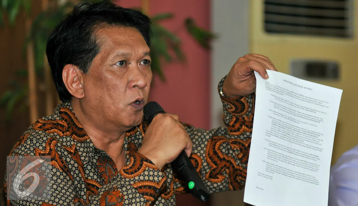 Rudy Sutopo menunjukan berkas konfrensi pers yang disebarkan oleh Agus Wijayanto, Jakarta, Kamis (3/12). Rudy menganggap undangan konfrensi pers tersebut bertendensi mengadu domba dirinya dengan Tommy Soeharto. (Liputan6.com/Yoppy Renato)