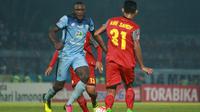 Striker Persela Lamongan, Herman Dzumafo mencetak dua gol ke gawang Barito Putera, Senin (27/6/2016) di Stadion Surajaya, Lamongan. (Bola.com/Fahrizal Arnas)