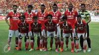 Pemain Persija melakukan sesi Foto dalam pertandingan Trofeo Persija di Stadion Utama Gelora Bung Karno, Senayan, Jakarta, (9/4). Persija menang adu pinalti dengan skor 4-1.(Liputan6.com/Johan Tallo)