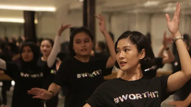 Olahraga Tanpa Makeup Luntur, Ternyata Ini Rahasia Dian Sastro