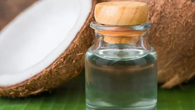Massage minyak kelapa/copyright Shutterstock.com