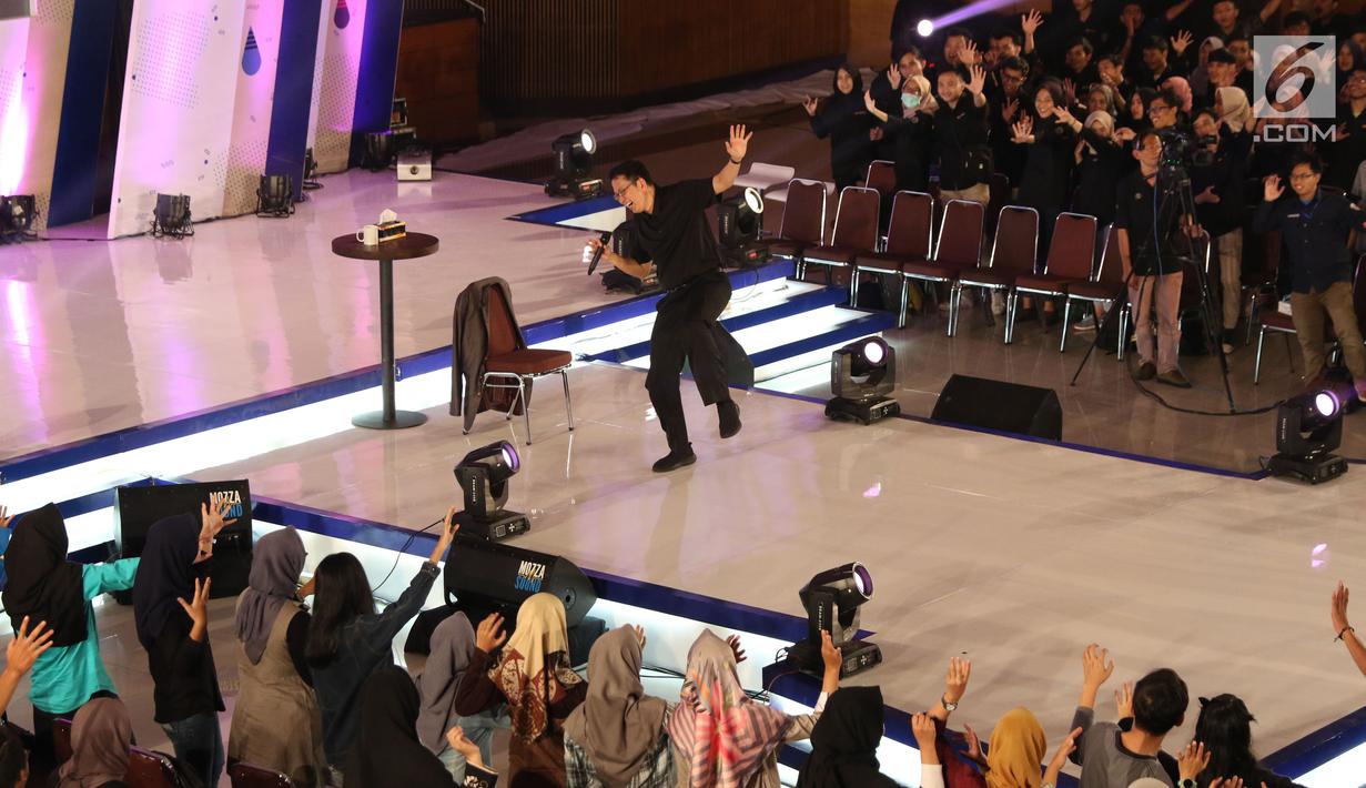 Motivator, Tung Desem Waringin berinteraksi dengan peserta EGTC 2018 Bandung di Graha Sanusi Hardjadinata, Universitas Padjajdaran, Bandung, Kamis (6/12). Tung Desem Waringin memberi motivasi percaya diri. (Liputan6.com/Helmi Fithriansyah)