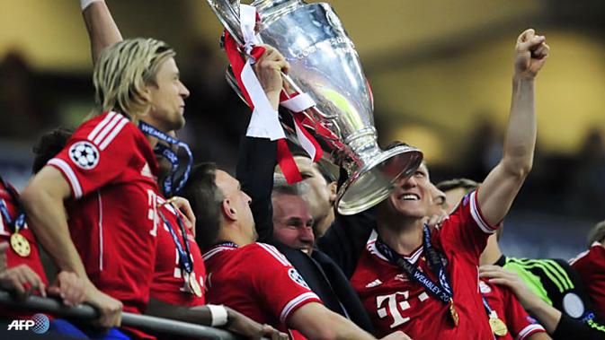 Pelatih Bayern Muenchen Jupp Heynckes mengangkat Trofi Liga Champions di Stadion Wembley, London pada 25 Mei 2013. (AFP/Glyn KIRK)