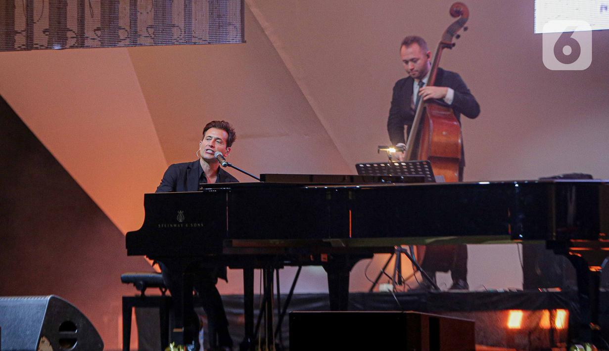 Peter Cincotti berhasil membuat pengunjung terpukau dan larut menikmati suaranya yang merdu. (Liputan6.com/Faizal Fanani)