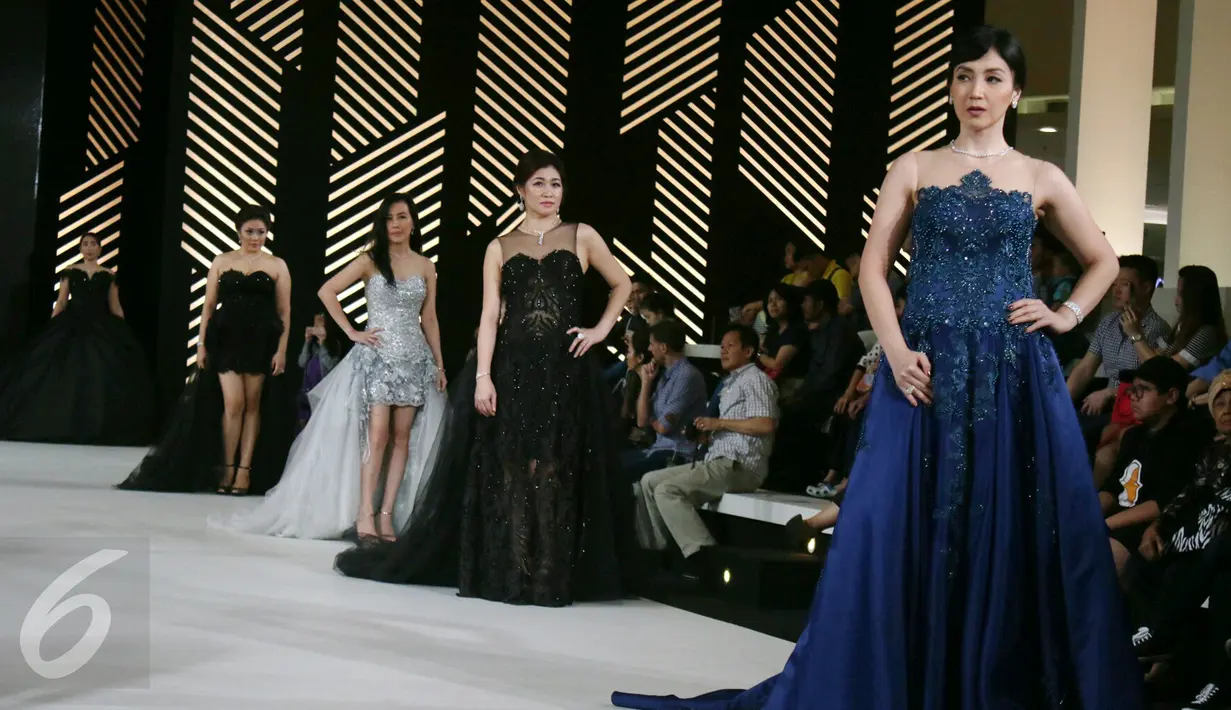 Sejumlah model berpose saat ajang Fashio Nation ke-11 yang bertemakan Real Life Real Story persembahan dari Matie France Bodyline di Senayan City, Jakarta, Jumat (14/4). (Liputan6.com/Angga Yuniar)