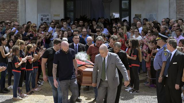 FOTO: Suasana Duka Menyambut Kedatangan Jenazah Emiliano Sala