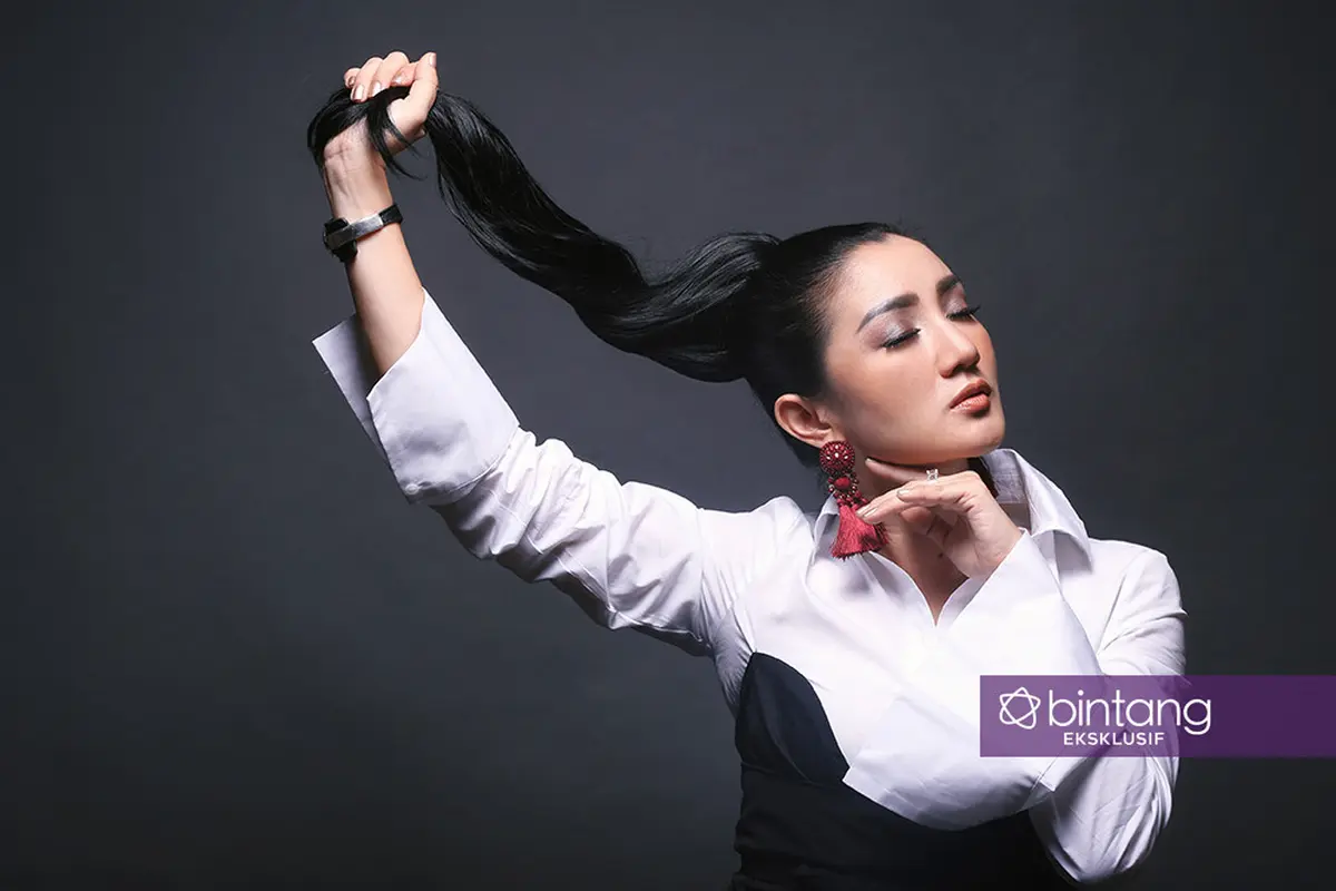 [Bintang] Menyimak Jejak Melly Mono di Musik EDM