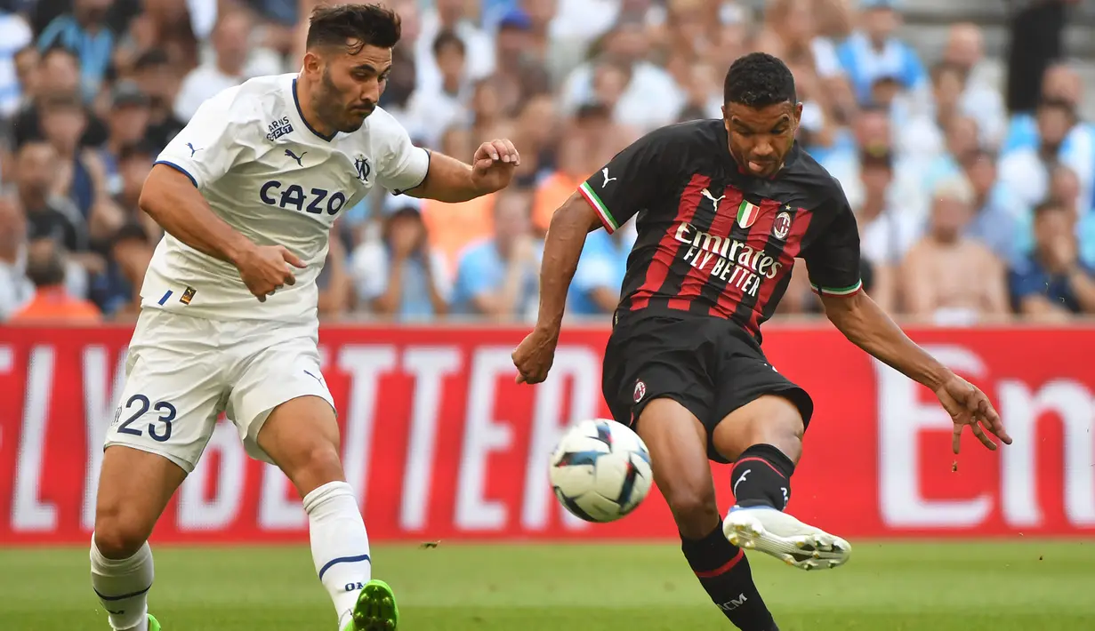 Gelandang AC Milan, Junior Messias (kanan) melepaskan tendangan yang berbuah gol ke gawang Marseille pada laga pramusim 2022/2023 di Stade Velodrome, Marseille (31/7/2022). Junior Messias asal Brasil dipermanenkan AC Milan dari Crotone pada awal musim 2022/2023 setelah berstatus pinjaman selama semusim. Menyisakan kontrak setahun lagi, hingga kini ia telah bermain dalam 68 laga bersama Rossoneri dengan torehan 12 gol dan 5 assist. (AFP/Sylvain Thomas)
