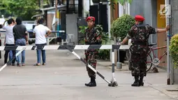 Anggota ormas kepemudaan berjaga di sekitar jalan menuju rumah penyidik Komisi Pemberantasan Korupsi (KPK) Novel Baswedan di kawasan Kelapa Gading, Jakarta, Kamis (22/2). Novel kembali ke Tanah Air dalam proses pemulihan. (Liputan6.com/Helmi Fithriansyah)