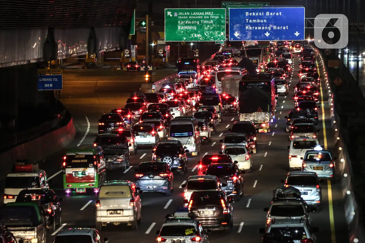 Ribuan Mobil Pemudik Padati Ruas Jalan Tol Arah Bekasi