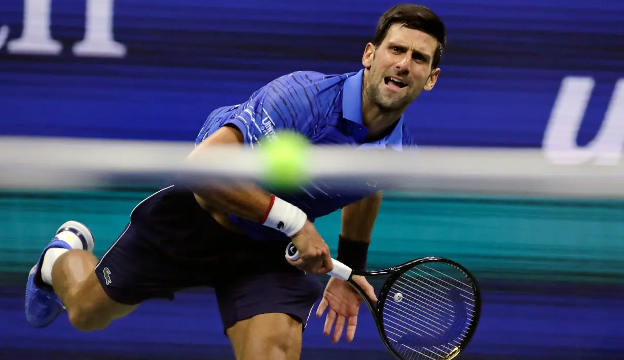 Petenis Serbia, Novak Djokovic melakukan servis ke arah lawannya Juan Ignacio Londero dari Argentina pada babak kedua AS Terbuka 2019 di Arthur Ashe Stadium, Rabu (28/8/2019). Novak Djokovic  lolos setelah menyudahi perlawanan Londero dengan skor 6-4, 7-6 (7-3), dan 6-1. (AP/Charles Krupa)