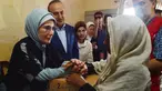 Ibu Negara Turki, Emine Erdogan dan Menlu Turki Mevlut Cavusoglu memberikan kotak berisi bantuan saat menemui muslim Rohingya yang melarikan diri dari Myamnar, di kamp pengungsi Kutupalong, Bangladesh, Kamis (7/9). (Turkish Presidential Press Service/AFP)