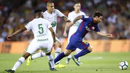 Bintang Barcelona, Lionel Messi, melewati hadangan pemain Chapecoense pada laga trofi Joan Gamper di Stadion Camp Nou, Barcelona, Senin (7/8/2017). Barcelona menang 5-0 atas Chapecoense. (AP/Manu Fernandez)