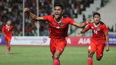 Selebrasi striker Timnas Indonesia U-22, Ramadhan Sananta setelah mencetak gol pertama ke gawang Thailand pada laga final cabor sepak bola SEA Games 2023 di National Olympic Stadium, Phnom Penh, Kamboja, Selasa (16/5/2023). (Bola.com/Abdul Aziz)