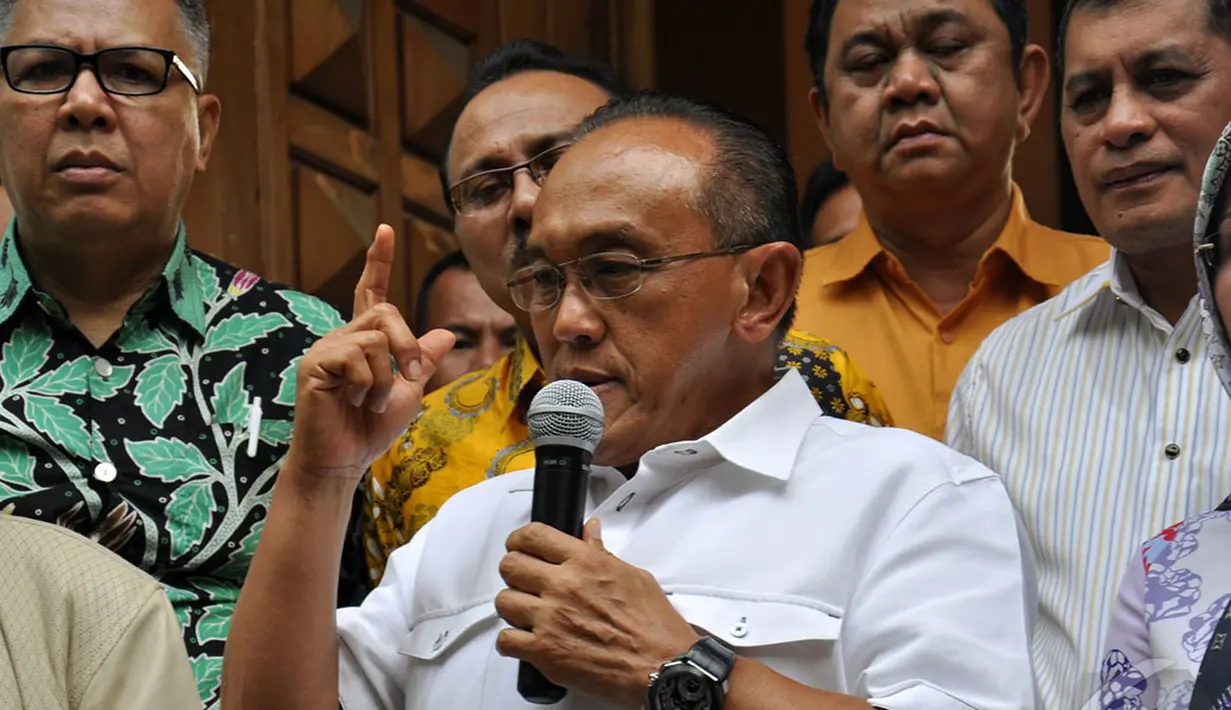 Ketua Umum Partai Golkar Aburizal Bakrie mengadakan jumpa pers usai makan siang bersama elit Golkar dikantornya, Jakarta, Senin (25/08/2014) (Liputan6.com/Miftahul Hayat)