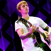 Kabar tentang Justin Bieber selalu ramai menjadi sorotan. Belum lama ia terlihat menyapa penggemarnya dengan ramah di sebuah pantai di kawasan Brazil. Kabar terbaru, Justin tertangkap sedang bersama wanita cantik. (AFP/Bintang.com)