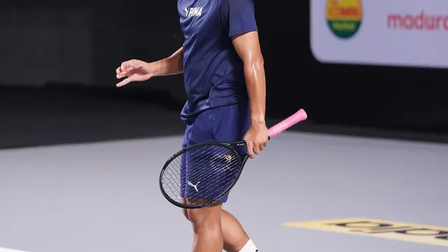 7 Potret Ibnu Jamil dan Ririn Ekawati Jajal Tennis Indoor GKB, Sudah Siap Tanding
