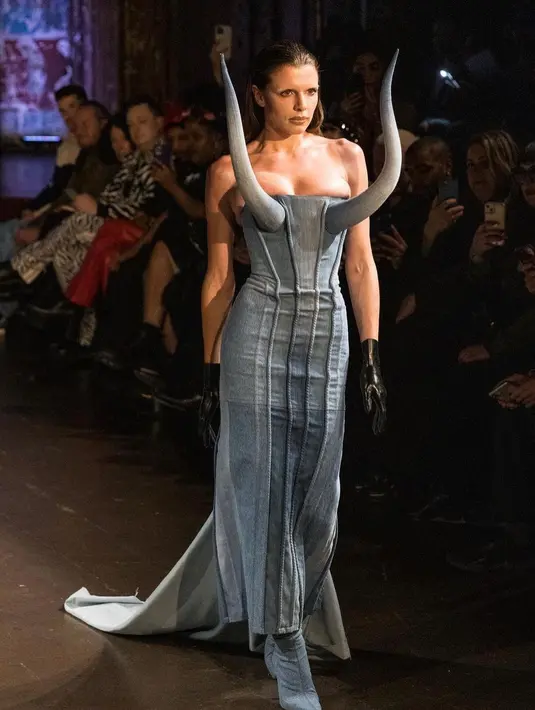 <p>Julia Fox dalam balutan kostum Luis De Javier. Foto: Instagram.</p>