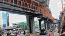 Pekerja menyelesaikan pembangunan jembatan penyeberangan orang (JPO) atau "Skywalk" di kawasan Kebayoran Lama, Jakarta, Sabtu (19/11/2022). Skywalk ini nantinya akan menghubungkan Stasiun Kebayoran Lama dengan halte Transjakarta Koridor 8 dan 13 dan akan rampung pada November 2022. (Liputan6.com/Angga Yuniar)